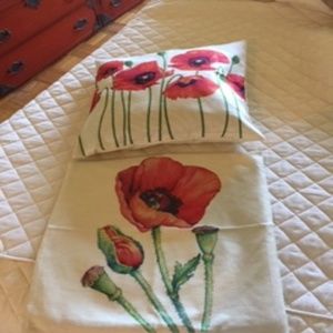 Beautiful Pr Pillow Covers, Poppy Design on Cream, New w/o Tags, 18" sq